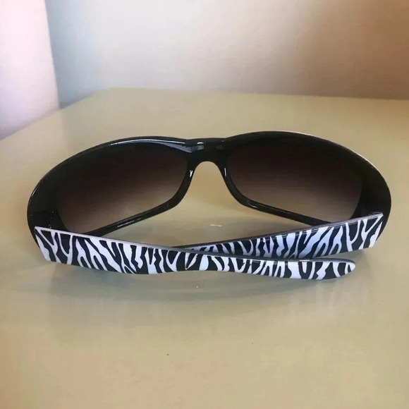 𝅺Vintage 80’s - 90’s zebra print white sunglasses - Picture 7 of 11